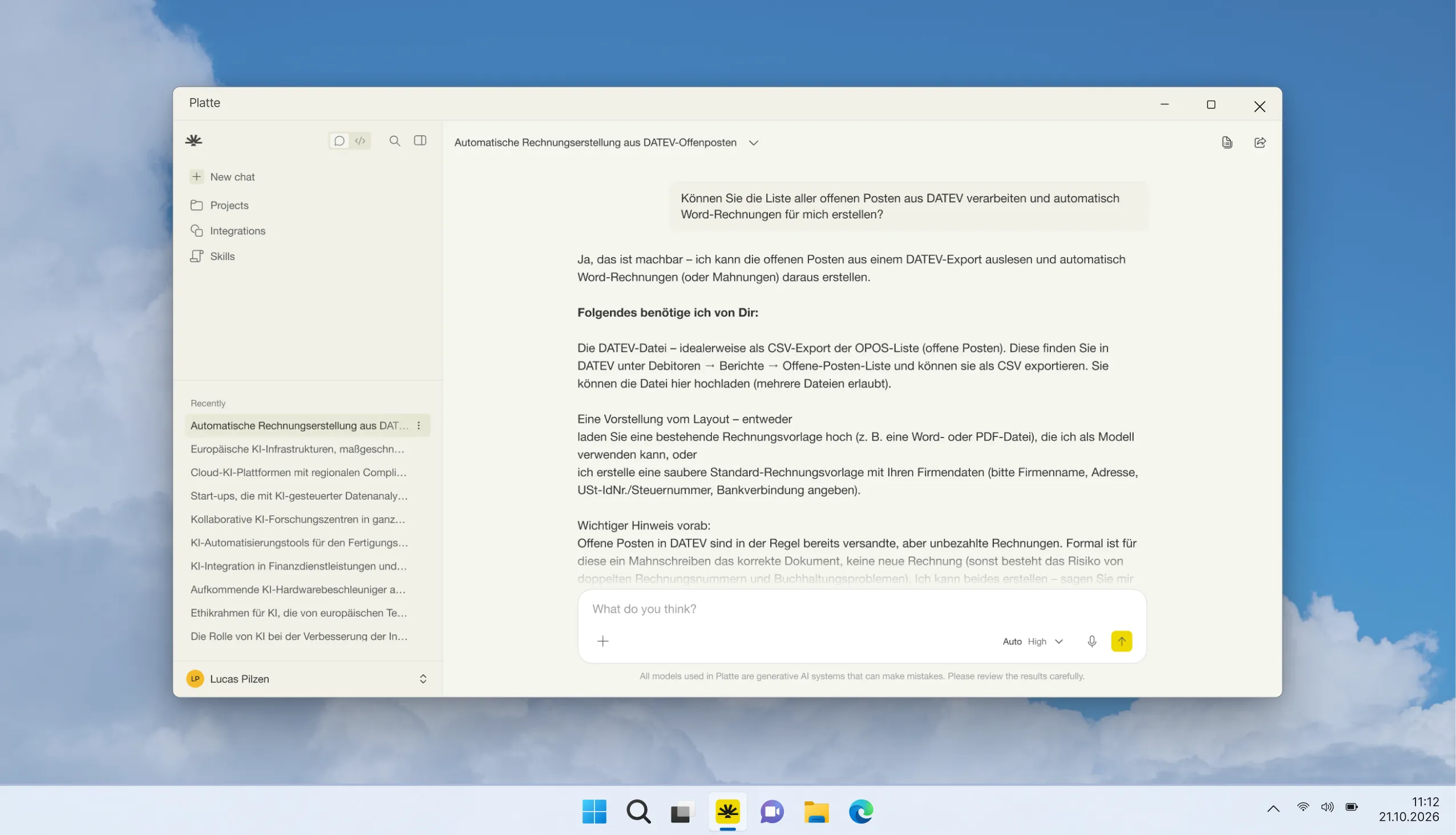 Die Platte-Desktop-App unter Windows: links die Chat-Übersicht mit Projekten und Integrationen, rechts eine laufende Unterhaltung zur automatischen Rechnungserstellung aus DATEV-Offenen Posten.