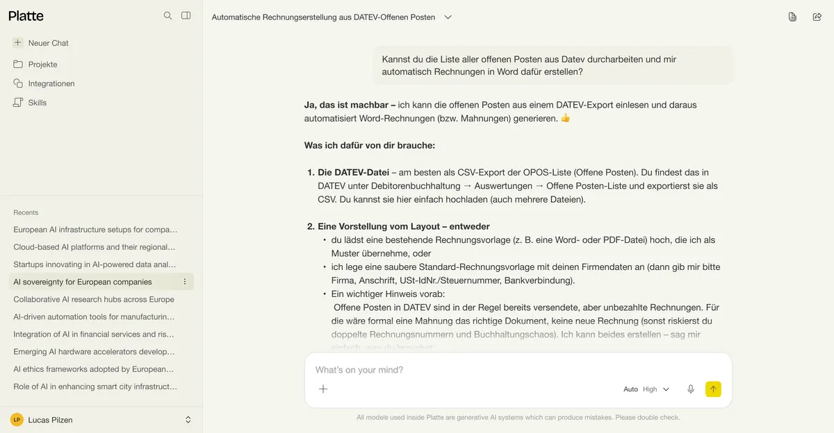Die Platte-Oberfläche: links die Chat-Übersicht mit Projekten und Integrationen, rechts eine laufende Unterhaltung zur automatischen Rechnungserstellung aus DATEV-Offenen Posten.